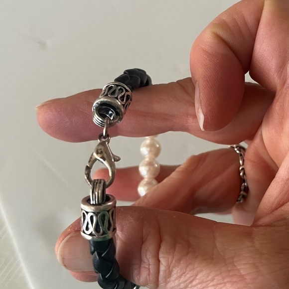 Black Braided Leather & Pearl Beaded Bracelet with Silver-Tone Accents - Picture 2 of 3